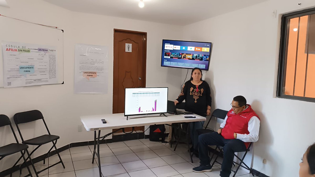 SAECDMX's tweet photo. Continuamos con los trabajos encomendados por el Presidente @BetanzosOficial , el día de ayer tocó el Comité de Miguel Hidalgo recibiendo a la Secretaria Técnica @helenisimaa quien fue acompañada por el coordinador regional Miguel Torres https://t.co/NFsLGIikTe