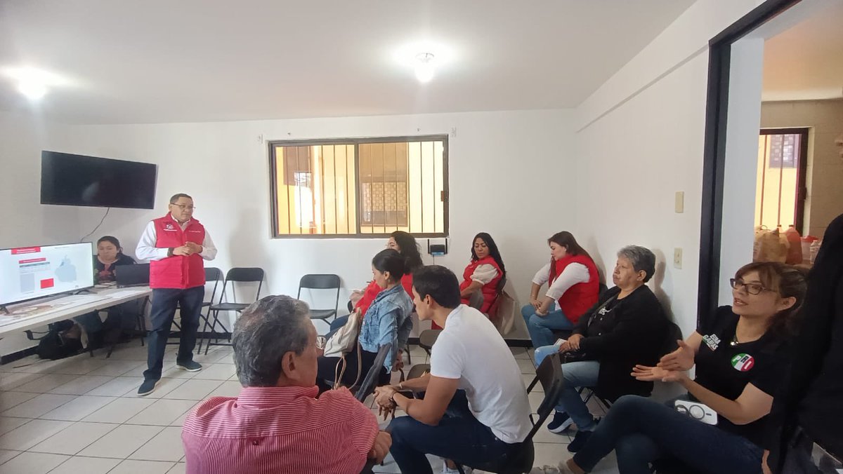 SAECDMX's tweet photo. Continuamos con los trabajos encomendados por el Presidente @BetanzosOficial , el día de ayer tocó el Comité de Miguel Hidalgo recibiendo a la Secretaria Técnica @helenisimaa quien fue acompañada por el coordinador regional Miguel Torres https://t.co/NFsLGIikTe