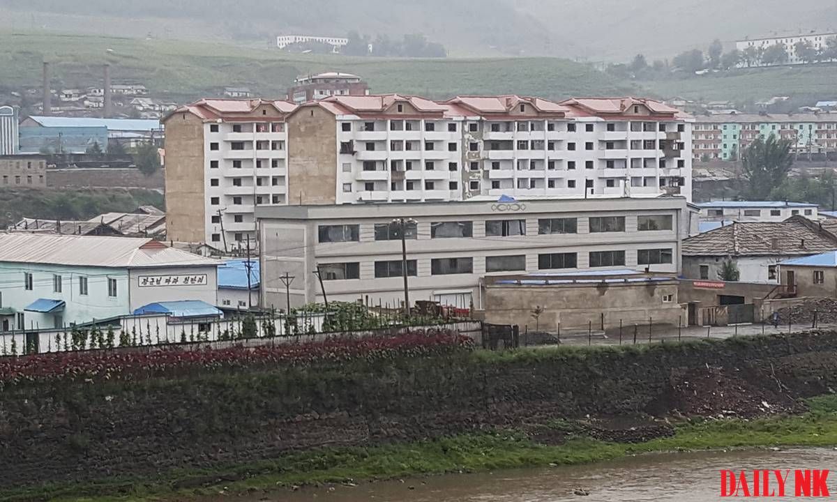 Cross-border smuggling in Hyesan, Ryanggang province, has been suspended for more than a month after Chinese authorities intensified enforcement in mid-May. #northkorea #china buff.ly/zMoSv74