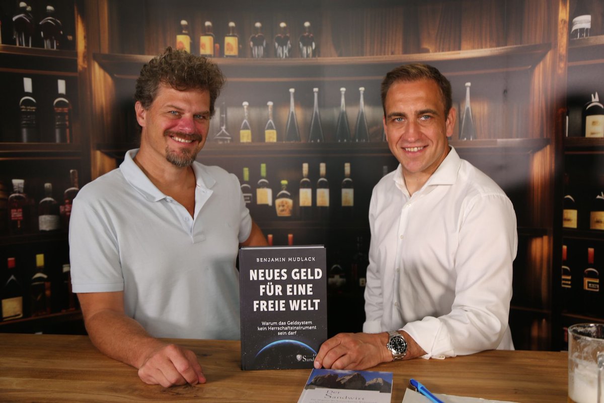 DER ÖKONOMISCHE IQ @Benjamin Mudlack (@der_iq) on Twitter photo Verleger und Autor blicken sehr zufrieden und voller Dankbarkeit auf die ersten knapp 2 Monate nach Veröffentlichung des Buches „Neues Geld für eine freie Welt“
Danke für die wertvolle Zusammenarbeit, lieber <a href="/olivergorus/">Oliver Gorus</a>
„Only just begun“
Mehr zum Buch:
neues-geld.com/kapitel Verleger und Autor blicken sehr zufrieden und voller Dankbarkeit auf die ersten knapp 2 Monate nach Veröffentlichung des Buches „Neues Geld für eine freie Welt“
Danke für die wertvolle Zusammenarbeit, lieber <a href="/olivergorus/">Oliver Gorus</a>
„Only just begun“
Mehr zum Buch:
neues-geld.com/kapitel