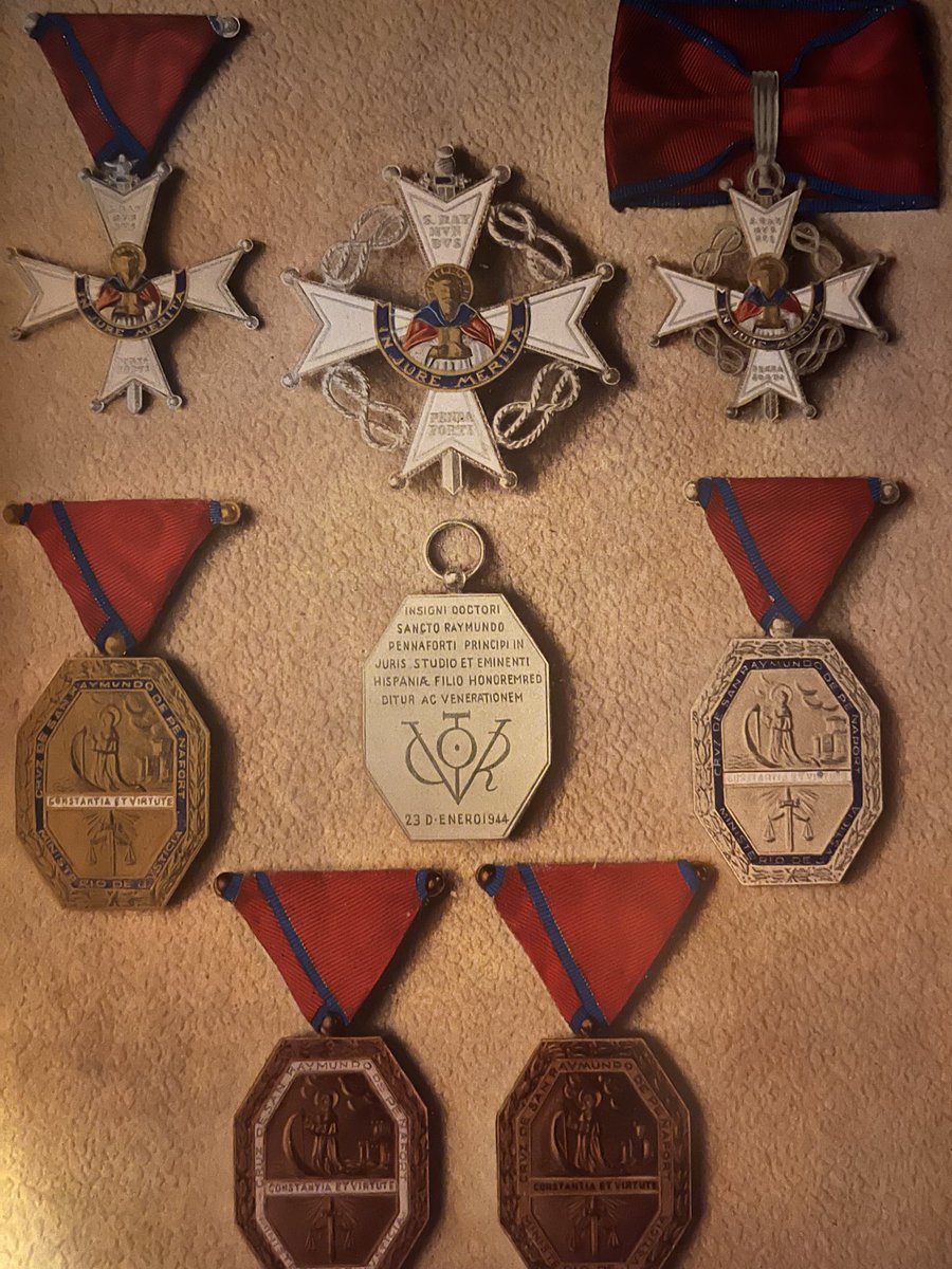ipeutrera's tweet photo. La Orden de San Raimundo de Peñafort fue creada por Francisco Franco mediante Decreto de 2 de marzo de 1945.

Zapatero no es digno de ostentar esa condecoración “franquista” para juristas ilustres. 

No está prevista para rufianes de su calaña. https://t.co/vxoDIAxpQc
