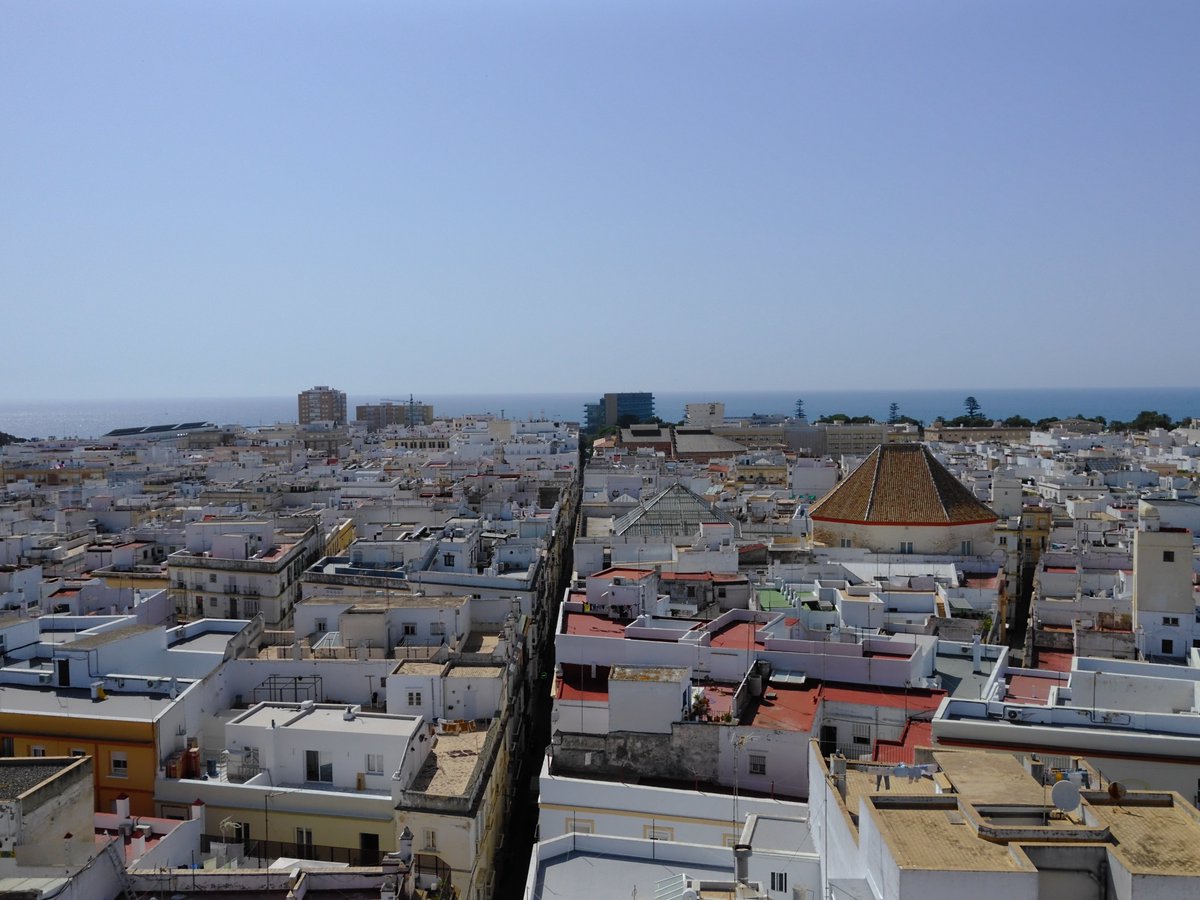 Estas dos fotos tienen algo en común y es que en ambas sale la Calle Sacramento que es la segunda calle más larga del casco antiguo y justo en ella se sitúa la Torre Tavira. ¡Seguro que sabéis identificarla!🤭