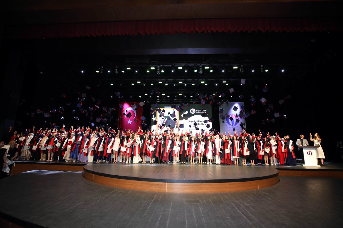Gaziantep Üniversitesi Sağlık Bilimleri Fakültesi 2024-2025 eğitim-öğretim yılı mezuniyet töreni, GAÜN Mavera Kongre ve Sanat Merkezi’nde büyük bir coşku ve gururla gerçekleştirildi.

habermerkezi.gaziantep.edu.tr/2025/07/02/gau…

#ParlayanYıldız
#GaziantepÜniversitesi
#mezuniyet #GAÜNMezuniyet