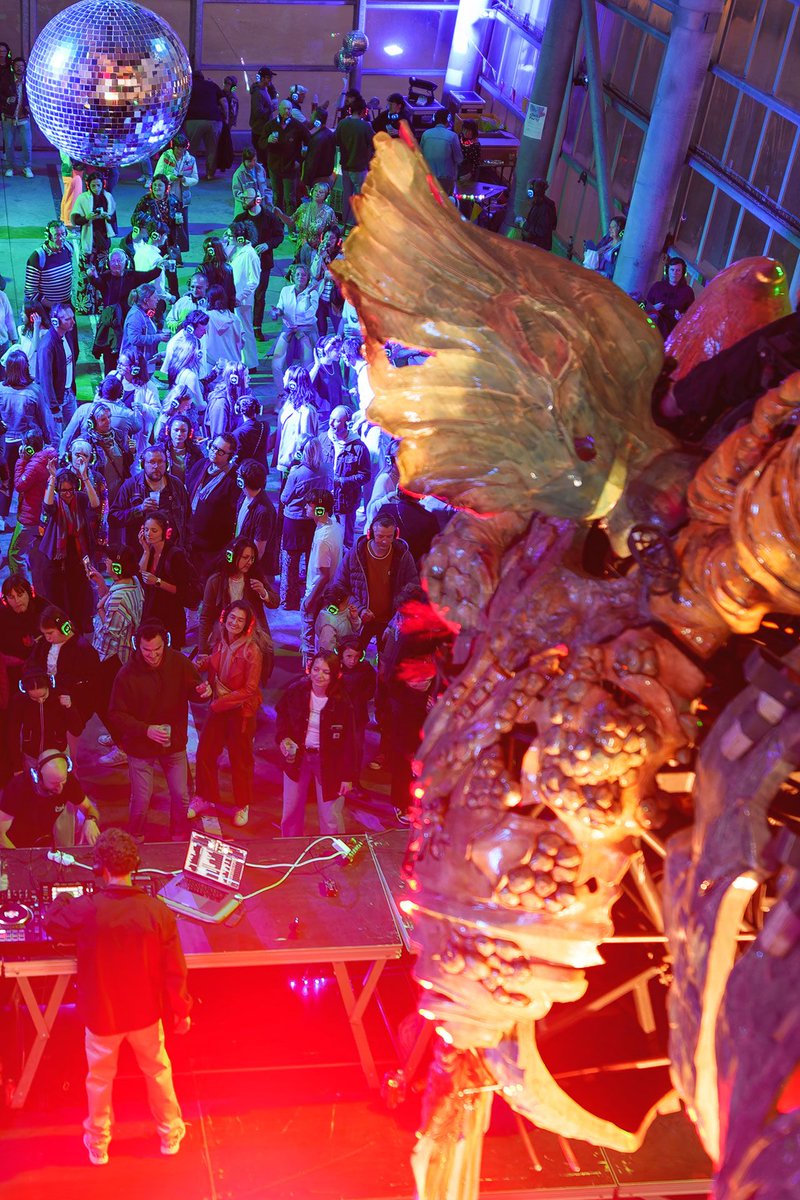 🐲 On est de retour samedi 5 juillet !

Et quel retour en fanfare ! Ou plutôt... en silence ! La Compagnie du Dragon toute entière se retrouve pour sa grande discothèque silencieuse au son de l'un des 6 deejays à se relayer de 20h à minuit ! À samedi dans la Nef du Dragon !