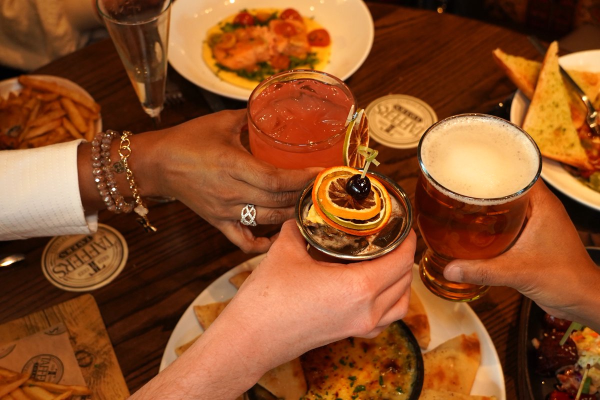 tafferstavern's tweet image. Raise a glass to craft drinks curated just for you.🍹 🍸 💖