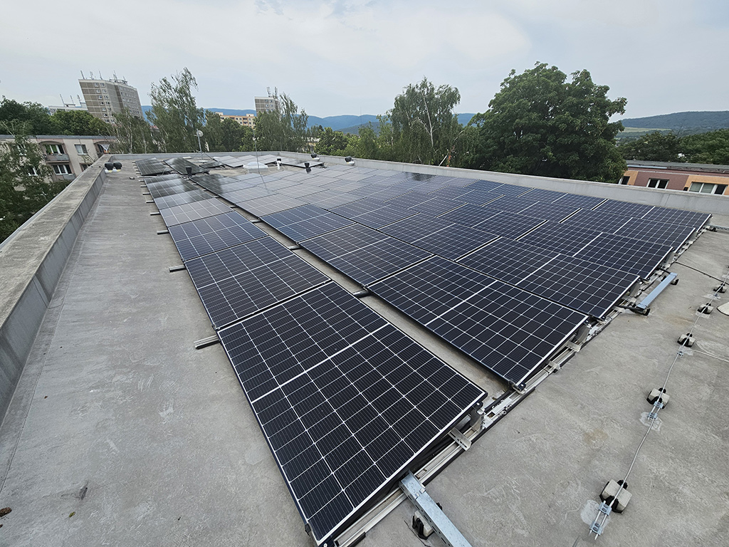 FVE na střeše bytového domu s panely ve sklonu 10° při počasí jako je dnes vyrábí ø 3,1 kWh/panel/den. Výrobu jednotlivých (425 Wp) panelů vidíme díky optimizérům, které mají 1. bezpečnostní funkci, 2. řeší nerovnosti ve výkonu panelů (stín, degradace), 3. dokonalý monitoring.