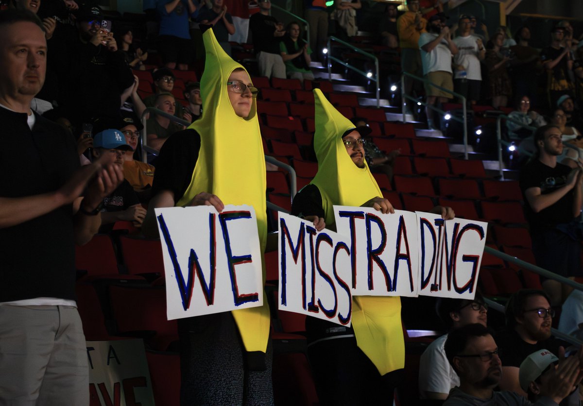Gqlennn's tweet photo. @sydinym @ShiftRLE Gotta take it to their biggest stage at this point to make an attempt for it. We had an even bigger sign at one point. 
Photo: @Linkling_ https://t.co/xRrxM9NSlB