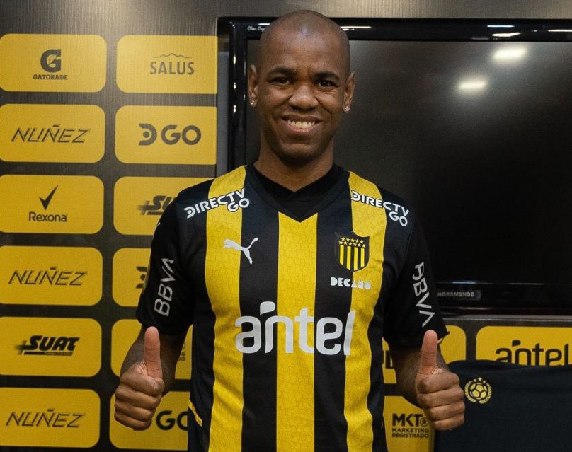 ESTÁ DE VUELTA🙌🏻👋

Diego Rolan con pasado en Peñarol y la selección uruguaya vuelve al aurinegro para reforzar el plantel para este segundo semestre del 2025.🇺🇾

El delantero llegará esta tarde a Uruguay y mañana a primera hora estampará la firma para jugar en el carbonero.✍️