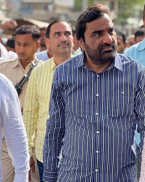 PRG Bishnoi (@prgbishnoi) on Twitter photo हाथी घोडे तोफ तलवारे फोज तो तेरी सारी है,
पर जंजीर मे जखडा राजा मेरा अब भी सब पे भारी है!
#Chaava
हनुमान बेनीवाल <a href="/hanumanbeniwal/">HANUMAN BENIWAL</a> <a href="/jyotimirdha/">Dr. Jyoti Mirdha 🇮🇳</a> हाथी घोडे तोफ तलवारे फोज तो तेरी सारी है,
पर जंजीर मे जखडा राजा मेरा अब भी सब पे भारी है!
#Chaava
हनुमान बेनीवाल <a href="/hanumanbeniwal/">HANUMAN BENIWAL</a> <a href="/jyotimirdha/">Dr. Jyoti Mirdha 🇮🇳</a>