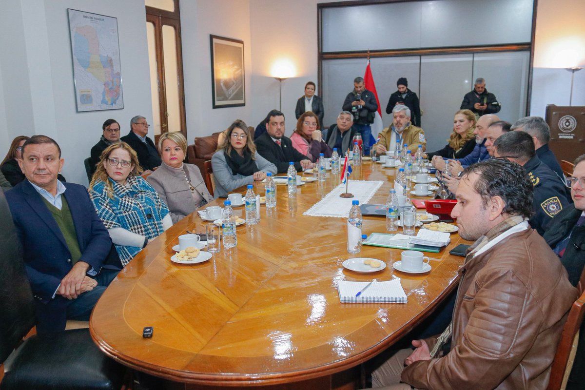 MDI_Paraguay's tweet photo. Avanza el fortalecimiento del Plan SUMAR en tu Barrio.

El Ministro del Interior, Enrique Riera Escudero, encabezó una reunión técnica de verificación, coordinación y fortalecimiento del Plan SUMAR en tu Barrio, acompañado por los Viceministros Óscar Campuzano y Óscar...(1/5) https://t.co/B8VvSjU2xv
