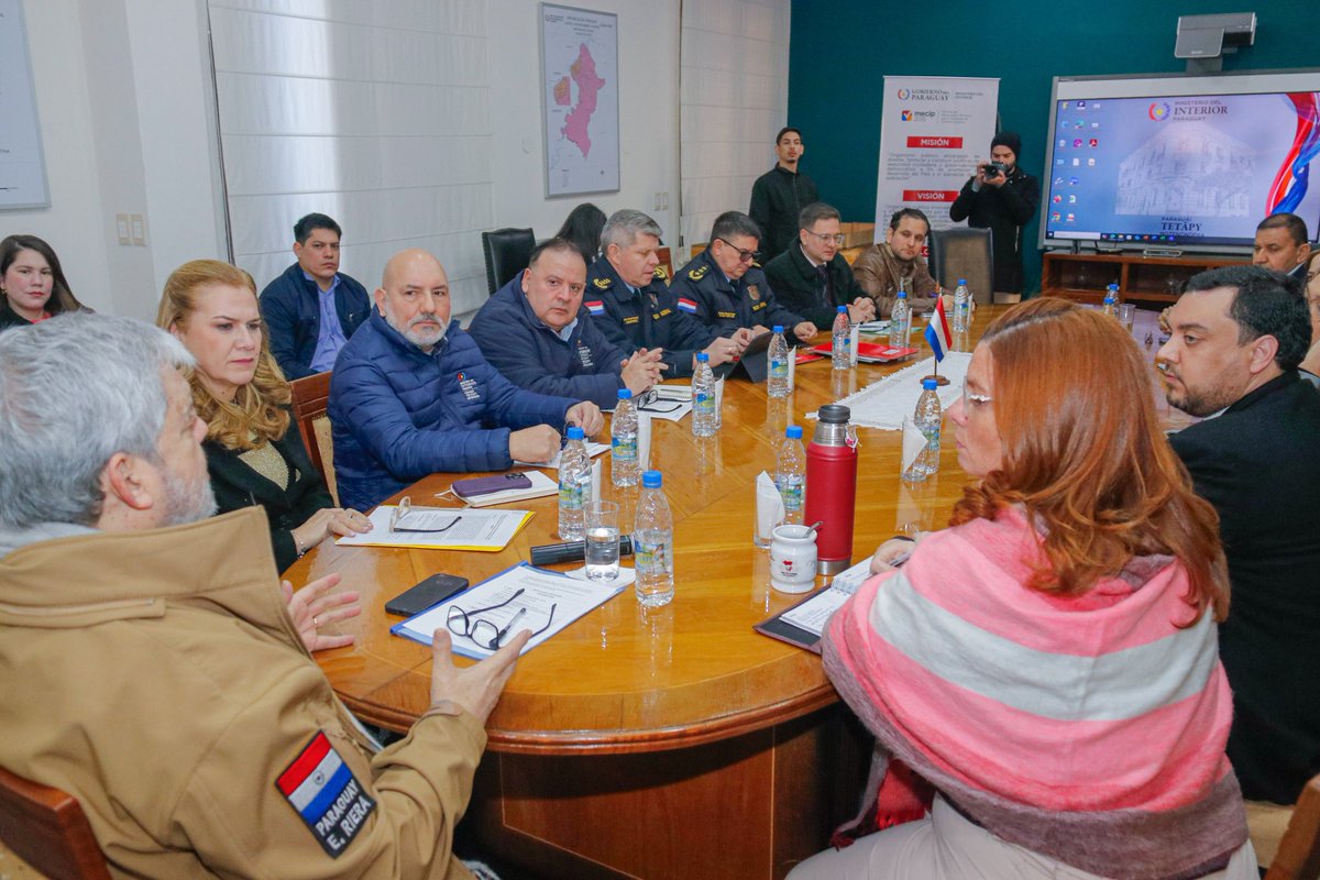 MDI_Paraguay's tweet photo. Avanza el fortalecimiento del Plan SUMAR en tu Barrio.

El Ministro del Interior, Enrique Riera Escudero, encabezó una reunión técnica de verificación, coordinación y fortalecimiento del Plan SUMAR en tu Barrio, acompañado por los Viceministros Óscar Campuzano y Óscar...(1/5) https://t.co/B8VvSjU2xv