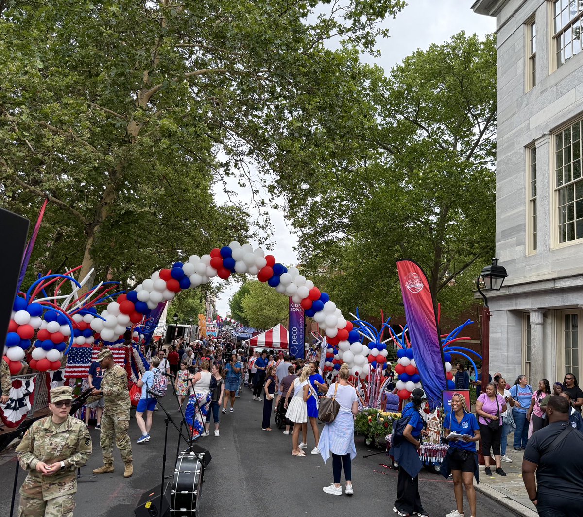 July4thPhilly's tweet image. Join us on 3rd street between Chestnut and Walnut for the All American Block Party supported by @BankofAmerica! Enjoy food trucks, games, and music from @DjSophiaRocks!
