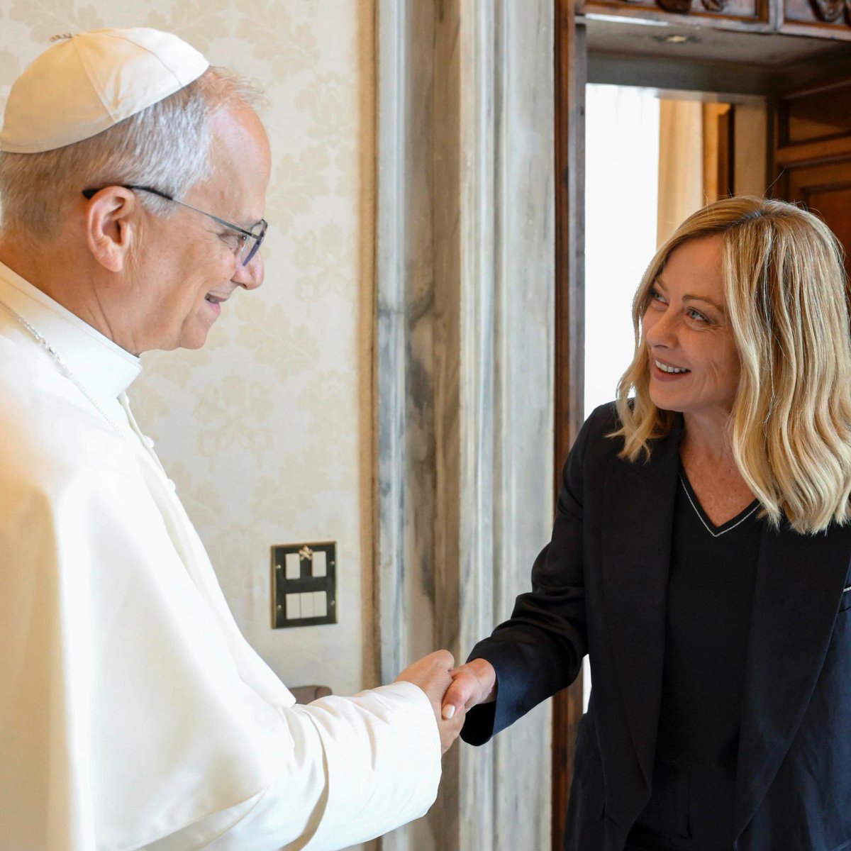 GiorgiaMeloni's tweet photo. È stato un piacere e un onore essere ricevuta in udienza oggi da Sua Santità Papa Leone XIV https://t.co/6M2pLoHjbI
