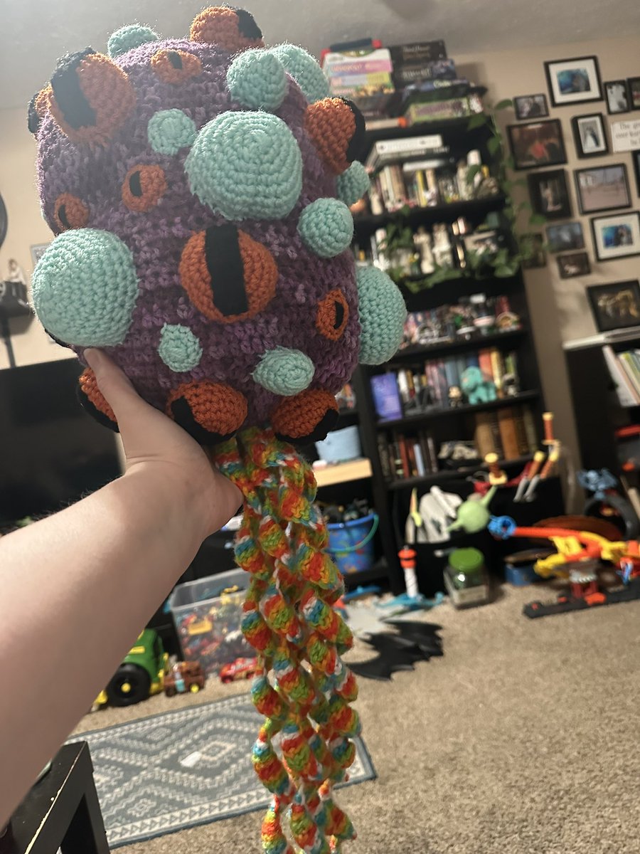 fayefaye1306's tweet photo. Finished Yog Sothoth!! He’s literally the size of the little dude who wanted him lol https://t.co/cjyLDiyeSU