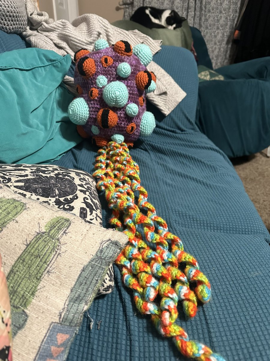 Finished Yog Sothoth!! He’s literally the size of the little dude who wanted him lol