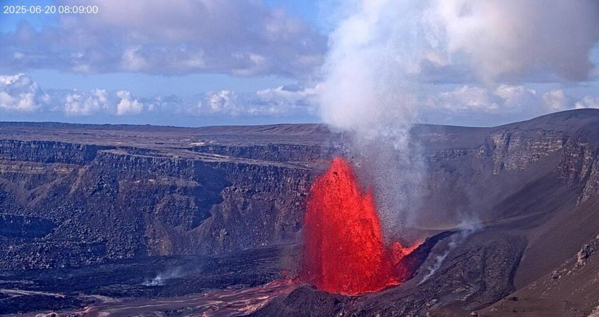 SpicyMcCall44's tweet image. Ground she's moving under me
Tidal waves out on the sea
Sulphur smoke up in the sky
Pretty soon, we learn to fly
Let me hear ya now
I don't know
I don't know
I don't know where I'm a-gonna go when the volcano blows
