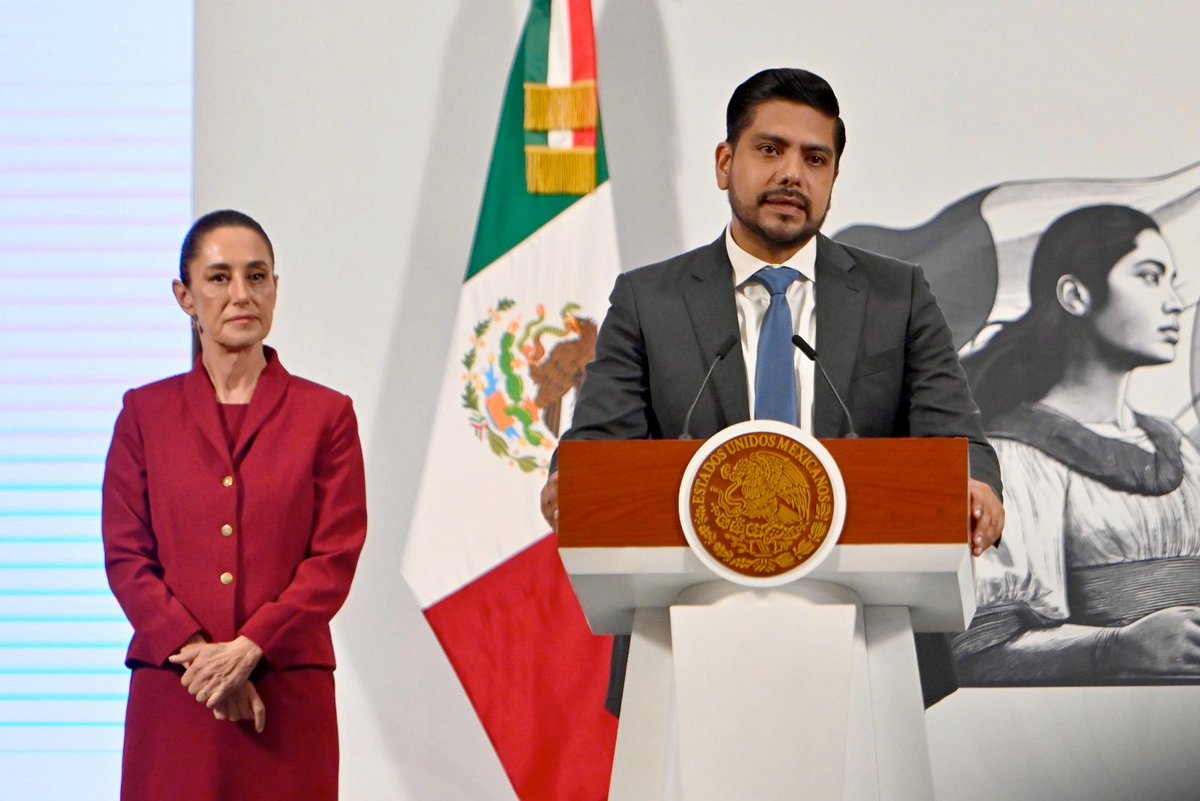zrpci's tweet photo. ¡Nuevo hospital, universidad, reconstrucción de puentes y ampliación de la línea 3 del Mexibus, gracias a nuestra Presidenta @Claudiashein!

Hoy estuve presente en Palacio Nacional, acompañando a la presidenta @Claudiashein y  a la gobernadora @delfinagomeza en la presentación del Programa Integral para el Oriente del Estado de México.

Como presidente municipal, y como alguien que nació y vive aquí, este momento es histórico. Por fin se está colocando en el centro a una región que por años fue marginada.

👉 Más de 121 programas y acciones, destacando para Neza:
🎓 Educación: 1 Universidad “Rosario Castellanos”.
🏥 Salud: 1 Hospital y 1 Centro de Educación y Cuidado Infantil (CECI).
🚍 Transporte: Ampliación de la línea 3 del Mexibus, hasta el panteón “Los Rosales”, reconstrucción de los puentes de Periférico Oriente, construcción de un distribuidor vial entre Chimalhuacán y Neza y la construcción de 6 puentes más. 
💧 Agua potable y drenaje: Rehabilitación de pozos. 
👮🏻Seguridad: Senderos seguros.
🏘️ Vivienda: mejoramiento y regularización de suelo.

Este no es un anuncio más: es el inicio de una transformación profunda. Y aquí vamos a estar, dando seguimiento y asegurándonos de que cada peso se traduzca en bienestar real para nuestra gente. #PorAmoraNeza ❤️