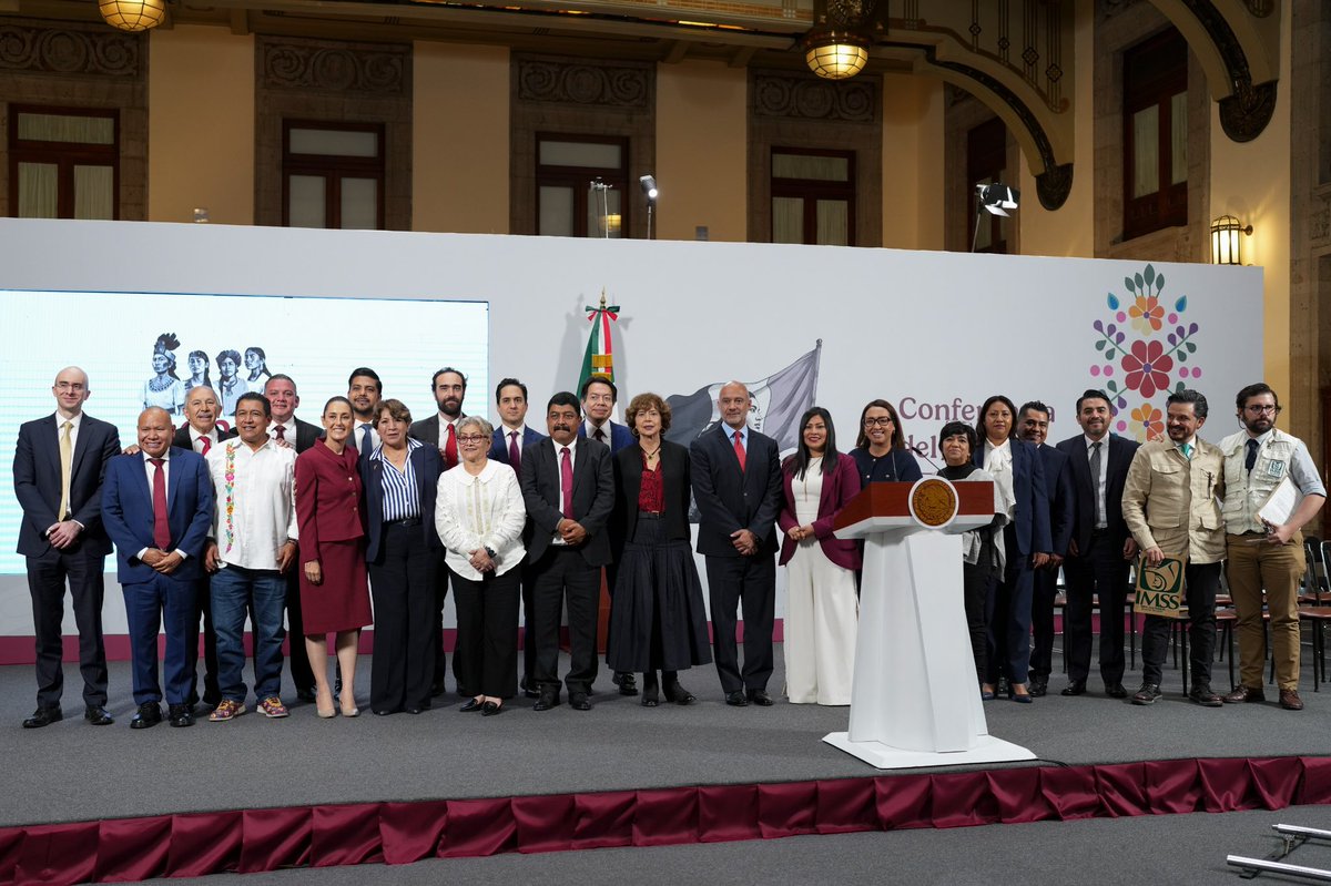 zrpci's tweet photo. ¡Nuevo hospital, universidad, reconstrucción de puentes y ampliación de la línea 3 del Mexibus, gracias a nuestra Presidenta @Claudiashein!

Hoy estuve presente en Palacio Nacional, acompañando a la presidenta @Claudiashein y  a la gobernadora @delfinagomeza en la presentación del Programa Integral para el Oriente del Estado de México.

Como presidente municipal, y como alguien que nació y vive aquí, este momento es histórico. Por fin se está colocando en el centro a una región que por años fue marginada.

👉 Más de 121 programas y acciones, destacando para Neza:
🎓 Educación: 1 Universidad “Rosario Castellanos”.
🏥 Salud: 1 Hospital y 1 Centro de Educación y Cuidado Infantil (CECI).
🚍 Transporte: Ampliación de la línea 3 del Mexibus, hasta el panteón “Los Rosales”, reconstrucción de los puentes de Periférico Oriente, construcción de un distribuidor vial entre Chimalhuacán y Neza y la construcción de 6 puentes más. 
💧 Agua potable y drenaje: Rehabilitación de pozos. 
👮🏻Seguridad: Senderos seguros.
🏘️ Vivienda: mejoramiento y regularización de suelo.

Este no es un anuncio más: es el inicio de una transformación profunda. Y aquí vamos a estar, dando seguimiento y asegurándonos de que cada peso se traduzca en bienestar real para nuestra gente. #PorAmoraNeza ❤️