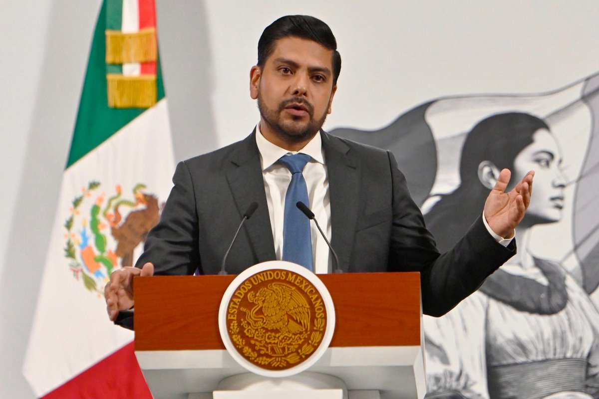 zrpci's tweet photo. ¡Nuevo hospital, universidad, reconstrucción de puentes y ampliación de la línea 3 del Mexibus, gracias a nuestra Presidenta @Claudiashein!

Hoy estuve presente en Palacio Nacional, acompañando a la presidenta @Claudiashein y  a la gobernadora @delfinagomeza en la presentación del Programa Integral para el Oriente del Estado de México.

Como presidente municipal, y como alguien que nació y vive aquí, este momento es histórico. Por fin se está colocando en el centro a una región que por años fue marginada.

👉 Más de 121 programas y acciones, destacando para Neza:
🎓 Educación: 1 Universidad “Rosario Castellanos”.
🏥 Salud: 1 Hospital y 1 Centro de Educación y Cuidado Infantil (CECI).
🚍 Transporte: Ampliación de la línea 3 del Mexibus, hasta el panteón “Los Rosales”, reconstrucción de los puentes de Periférico Oriente, construcción de un distribuidor vial entre Chimalhuacán y Neza y la construcción de 6 puentes más. 
💧 Agua potable y drenaje: Rehabilitación de pozos. 
👮🏻Seguridad: Senderos seguros.
🏘️ Vivienda: mejoramiento y regularización de suelo.

Este no es un anuncio más: es el inicio de una transformación profunda. Y aquí vamos a estar, dando seguimiento y asegurándonos de que cada peso se traduzca en bienestar real para nuestra gente. #PorAmoraNeza ❤️