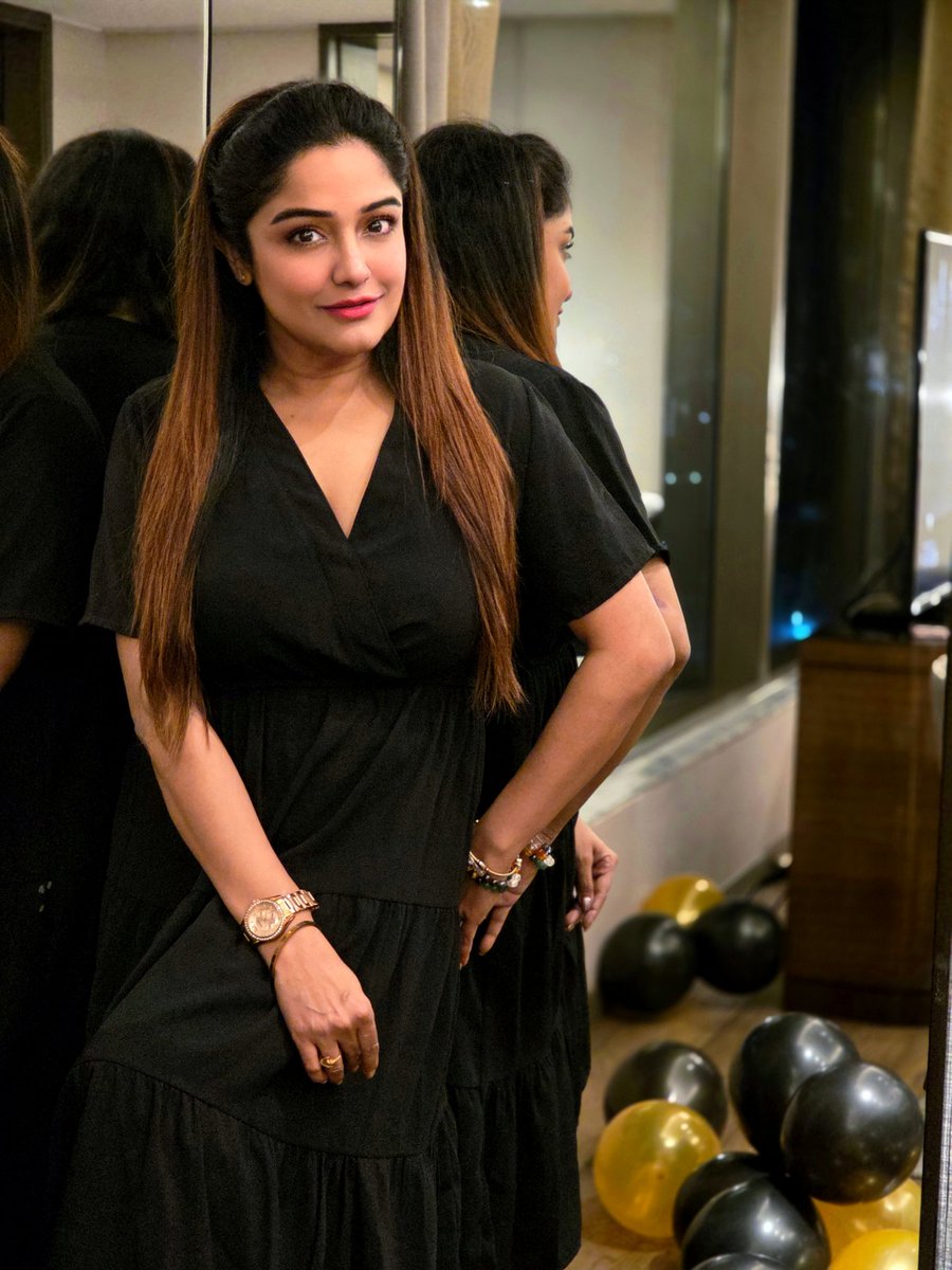 sayantani8's tweet image. Less is more 🖤 

#mood #posingforthecamera  #nomkuplook #realme #naturallook