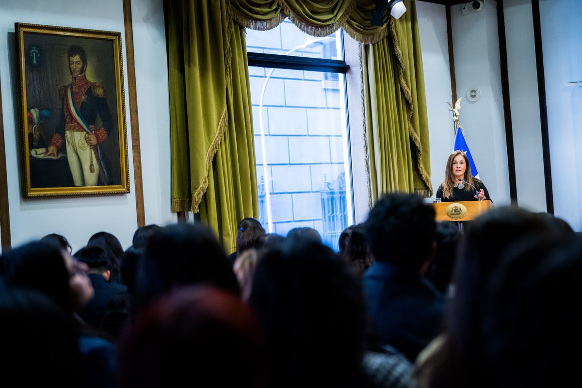 En la Cancillería, la subsecretaria Gloria de la Fuente realizó una exposición titulada "El futuro de las relaciones internacionales y los desafíos para Chile" a estudiantes de la carrera de Licenciatura de Estudios Internacionales de la Universidad de Santiago.