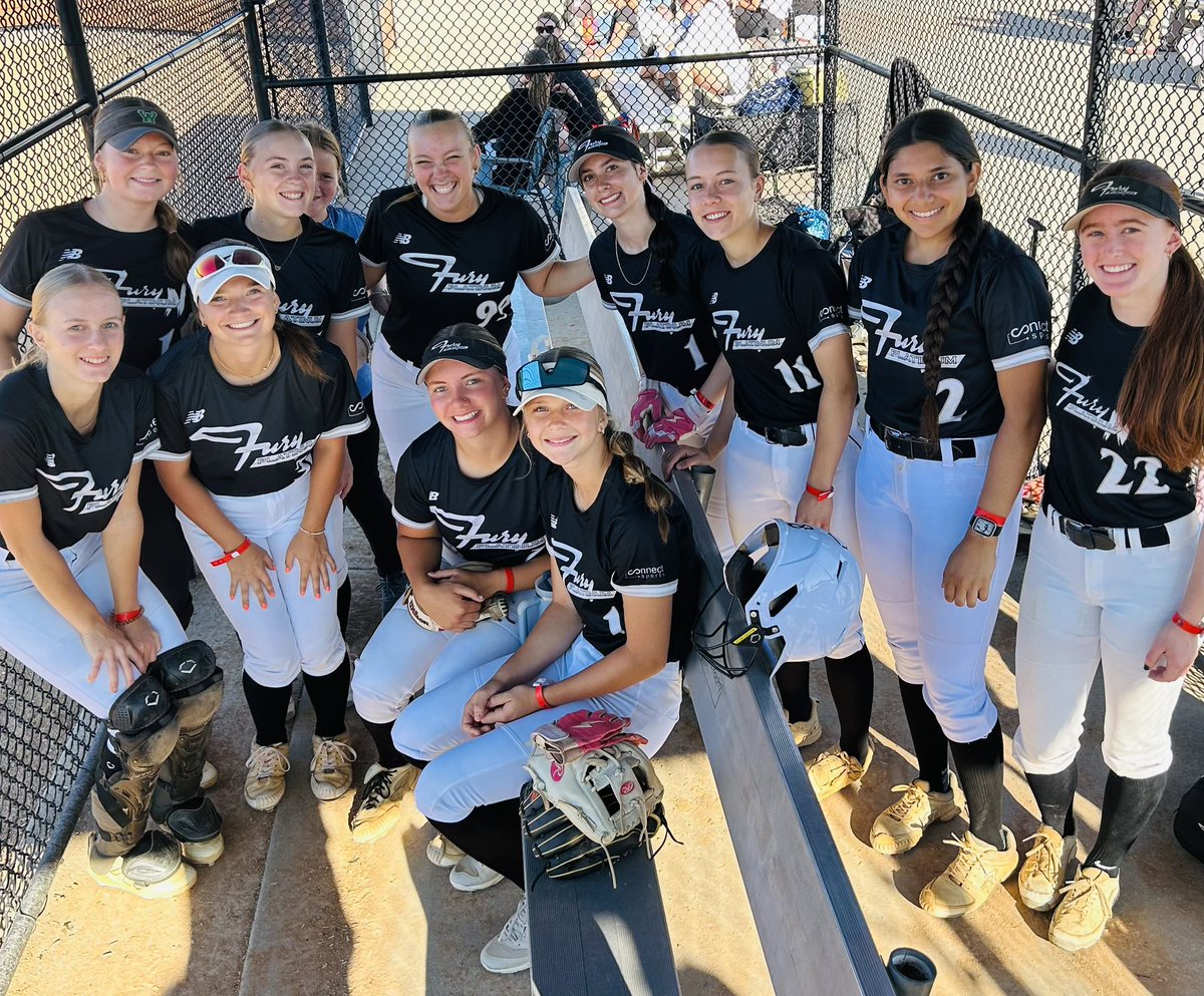 VGDooley's tweet photo. Great start this morning @COSparkFire!!!  Girls brought their bats and 💣💣💣 for @Emmerson3Softbl @ryleemangold and @AbbyEWilliams07 💪🏼🖤🥎 https://t.co/THsA67tDeP
