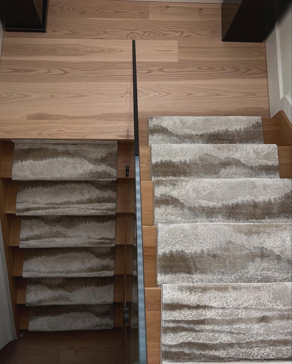 Vanishing Point is a striking horizontal abstract. The prominent design captures attention and brings excitement to high-end interiors. 

View all available colors: hubs.ly/Q03tlkWn0 

pattilynninteriors #stantoncarpet #carpetrunner #carpetlove #luxurycarpet