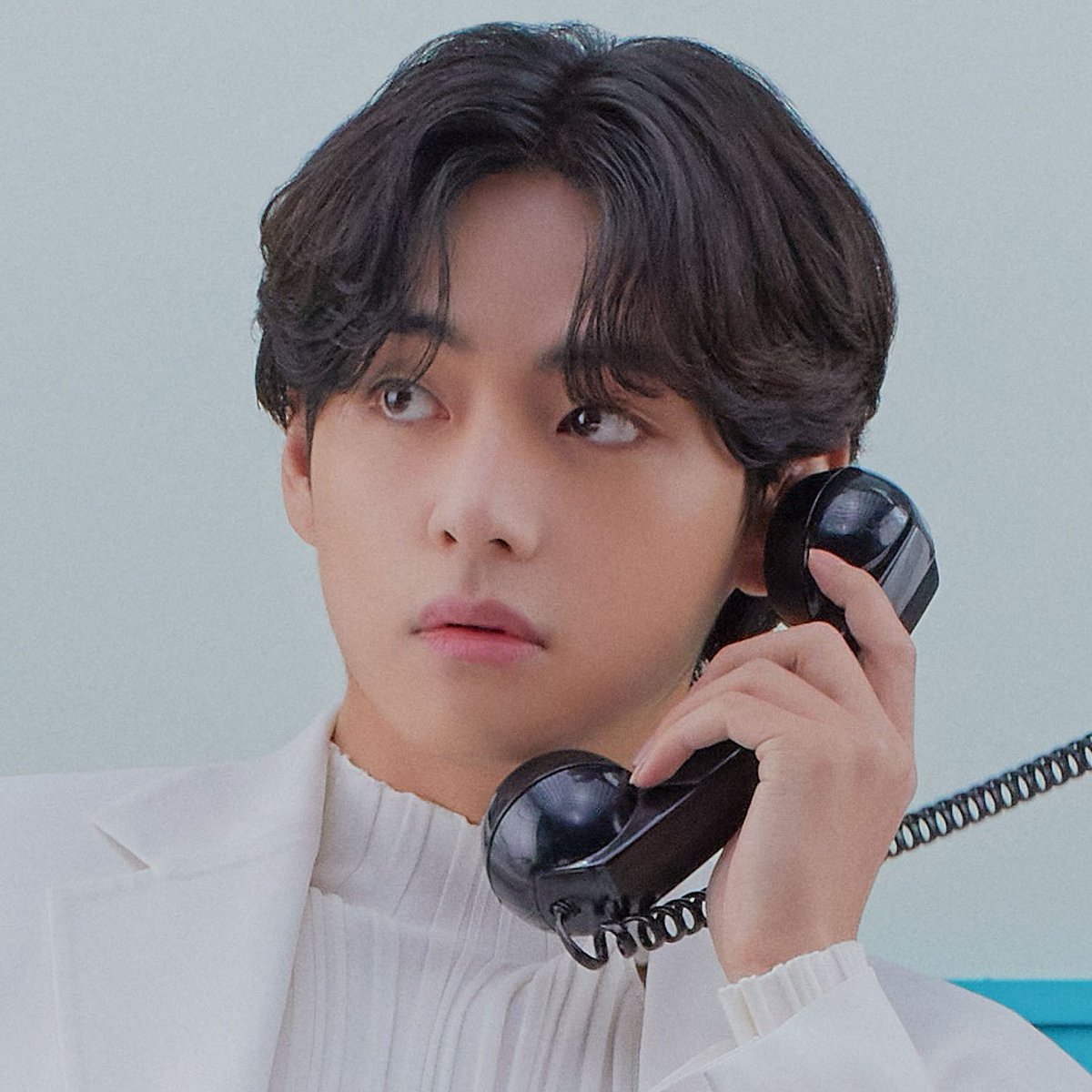softlytaee's tweet photo. The king pose                     The baby face https://t.co/GoyXHCrjeK