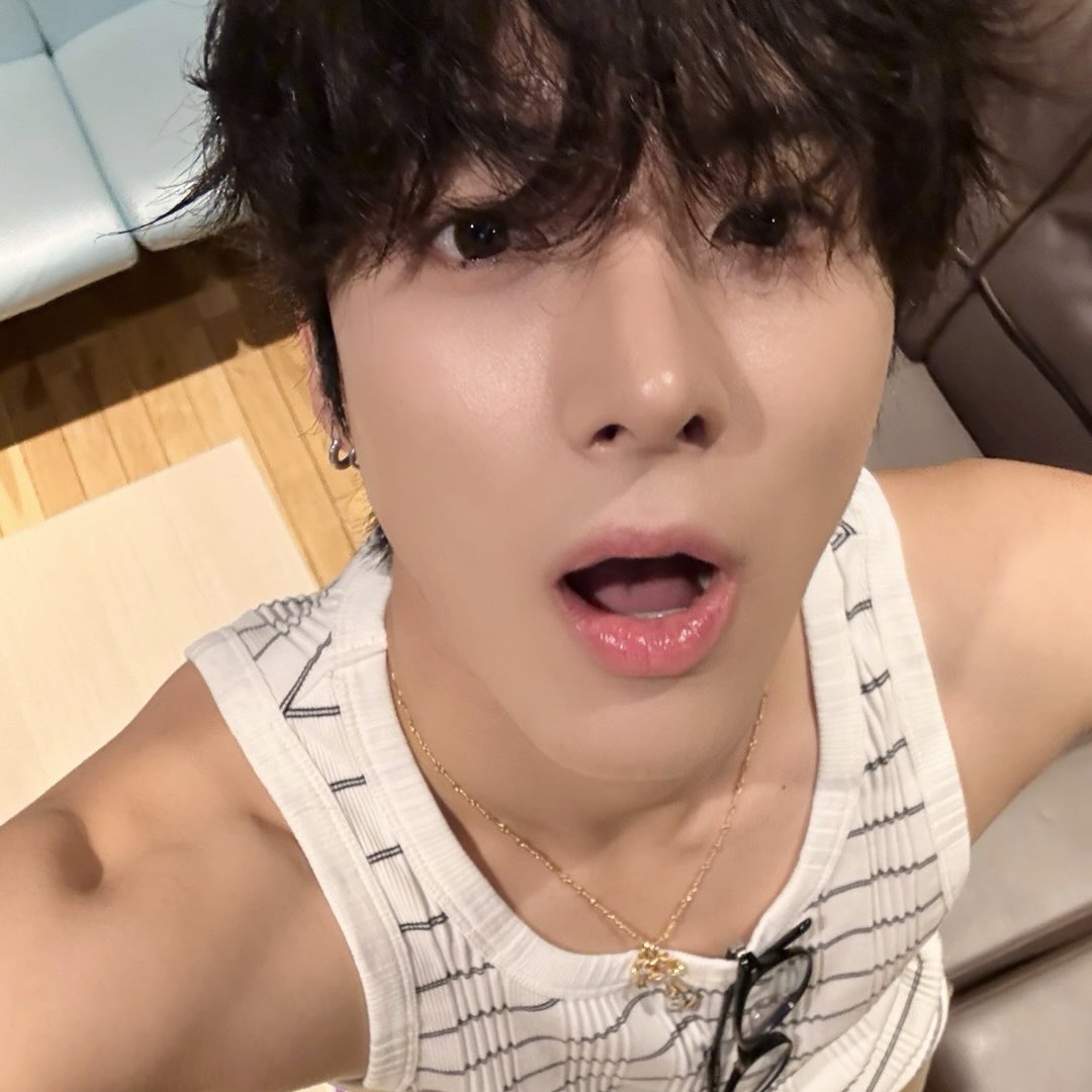 looking up with those puppy eyes, lips all parted like hes waiting for a mess. wanting him to top dom is just rude, he doesnt even know what that means :/