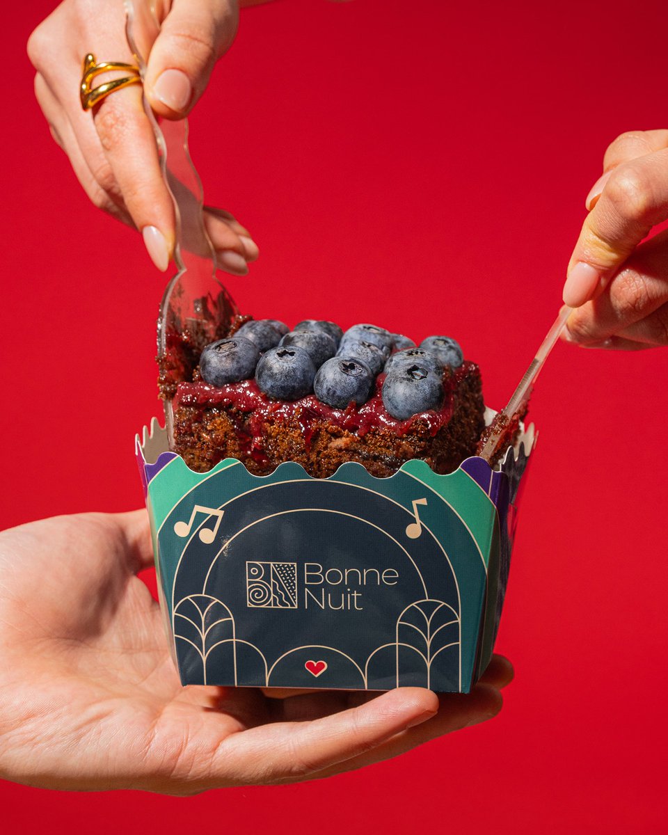 Big Party — one of the boldest additions to the packaging series we designed for Bonne Nuit. A visual nod to the joy of gathering.
+
Bonne Nuit için tasarladığımız ambalaj serisinin en iddialı üyelerinden Big Party. Kutlama ve bir arada olma neşesini taşıyan bir tasarım.