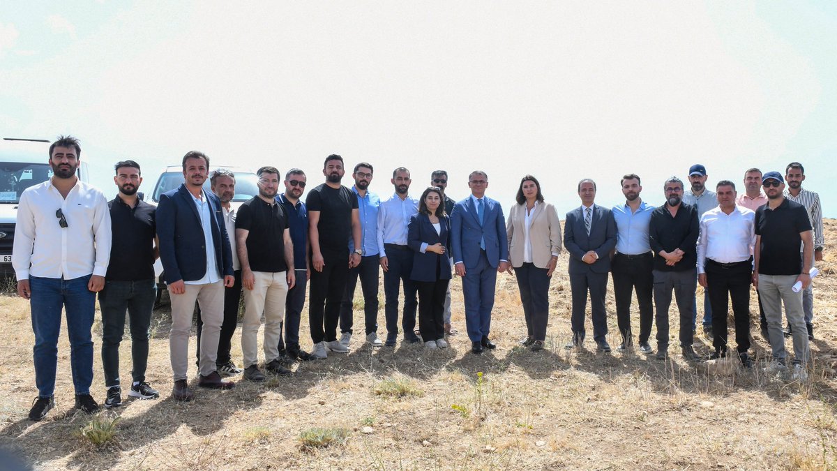 tcvanvaliligi's tweet photo. 38.5 MW’lık GES’in Kurulumu Başlıyor

Valimiz Sn. Ozan Balcı, Büyükşehir Belediyesi tarafından VASKİ’nin enerji ihtiyacını karşılayacak ve kurulma aşamasına gelinen Güneş Enerji Santralinin (GES) alanında yüklenici firma yetkilileriyle bir araya geldi.
 
Kurulumu yapacak firma yetkililerinden Van Büyükşehir Belediyesi ekiplerinden bilgi alan Valimiz, 
✅Çok önemli bir projeyi hayata geçiriyoruz. Çevre Şehircilik ve İklim Değişikliği Bakanlığımız ile İller Bankası bize bu projede çok büyük destek verdi.
✅500 dönüm alanda GES’i kurmaya başlıyoruz. İlk etapta 38.5 MW enerji üretilecek. Büyükşehir Belediyesine büyük bir kazanç sağlanacak
✅4 ay içinde tamamlanacak. GES ile yıllık 450 milyon TL belediyemizin kasasında kalacak. Bu parayla hemşehrilerimize  daha nitelikli hizmet vermiş olacağız.
✅Kapasiteyi artıracağız. 68 MW’a yükselteceğiz. Bunu da 8 ay gibi bir sürede tamamlamayıp elektrik üretimine başlayacağız. Böylece toplam 800 milyon TL belediyemizin kasasında kalacak.
✅Çünkü biz yılda yaklaşık bu kadar parayı şehirdeki vatandaşlarımıza suyu ulaştırmak için elektriğe harcıyoruz. Başta Çevre Şehircilik ve İklim Değişikliği Bakanımız Murat Kurum’a, İller Bankamızın kıymetli genel müdürüne, yönetim kuruluna, bu projeyi gerçekleştiren ekip arkadaşlarıma teşekkür ediyorum. Santrali kuracak müteahhit firmaya ve çalışanlarına başarılar diliyorum. Hayırlı uğurlu olsun” dedi.

@valiozanbalci75