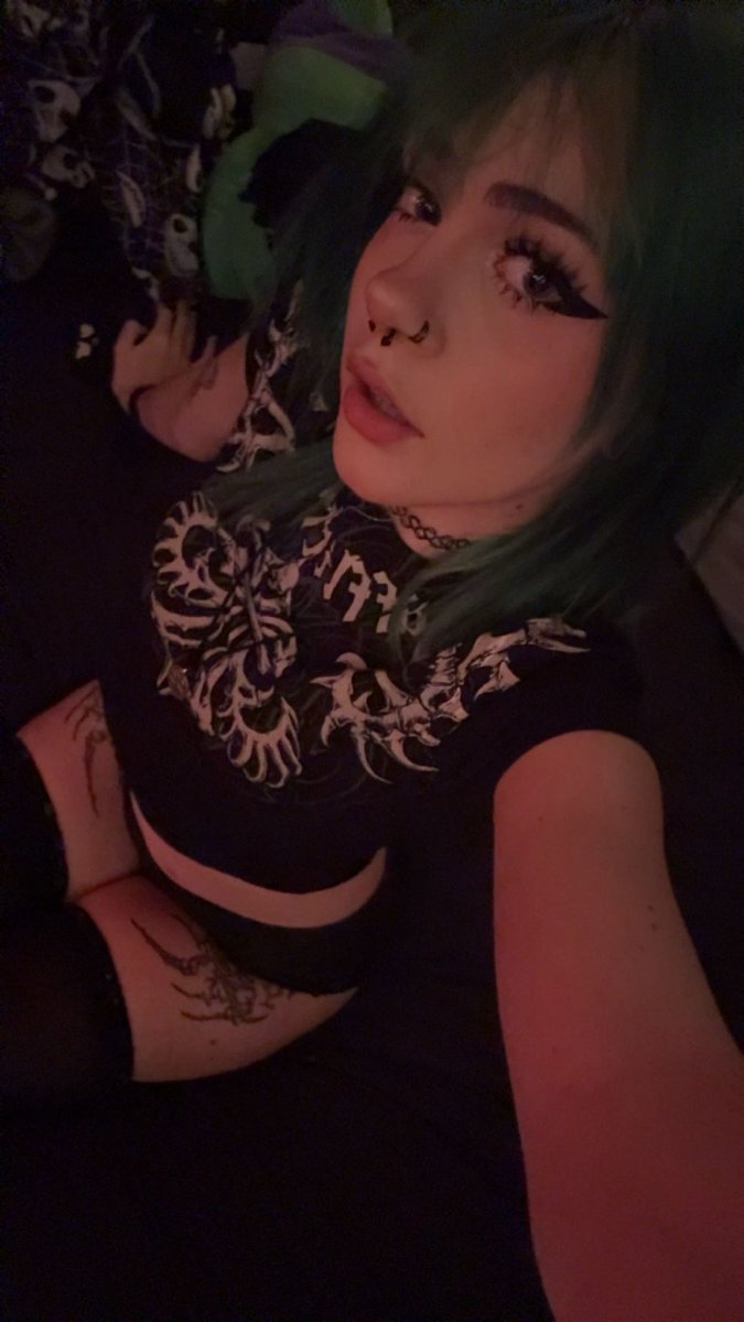 tabbikii's tweet photo. i want new tats n new nails so bad https://t.co/BkD2lhpEnL