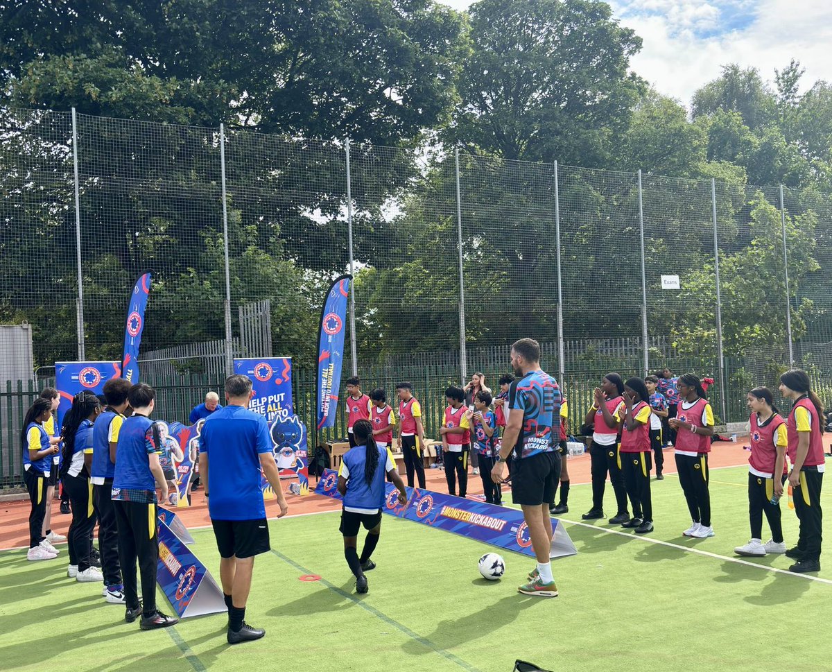 HolyheadPE's tweet image. Holyhead Hosts Monster Kickabout!
A fantastic day of football fun for our year 8’s and local primaries. Huge thanks to our special guests @BenFoster @APH_Inspired @tomochoafozcast @MKickabout @nikefootball @SportsDirectUK 
#MonsterKickabout
@holyhead_school @CRSTrust @CRSTEvents