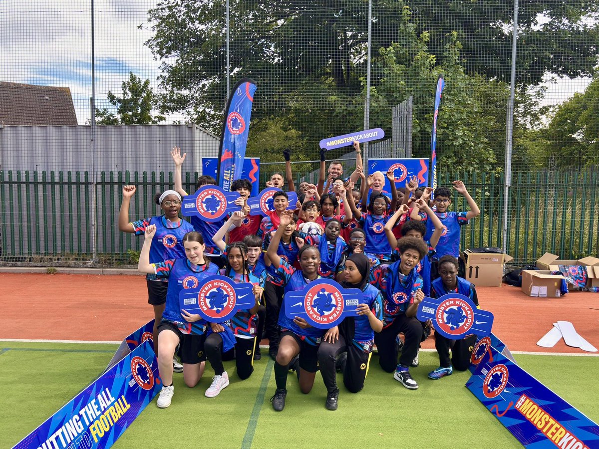 HolyheadPE's tweet image. Holyhead Hosts Monster Kickabout!
A fantastic day of football fun for our year 8’s and local primaries. Huge thanks to our special guests @BenFoster @APH_Inspired @tomochoafozcast @MKickabout @nikefootball @SportsDirectUK 
#MonsterKickabout
@holyhead_school @CRSTrust @CRSTEvents