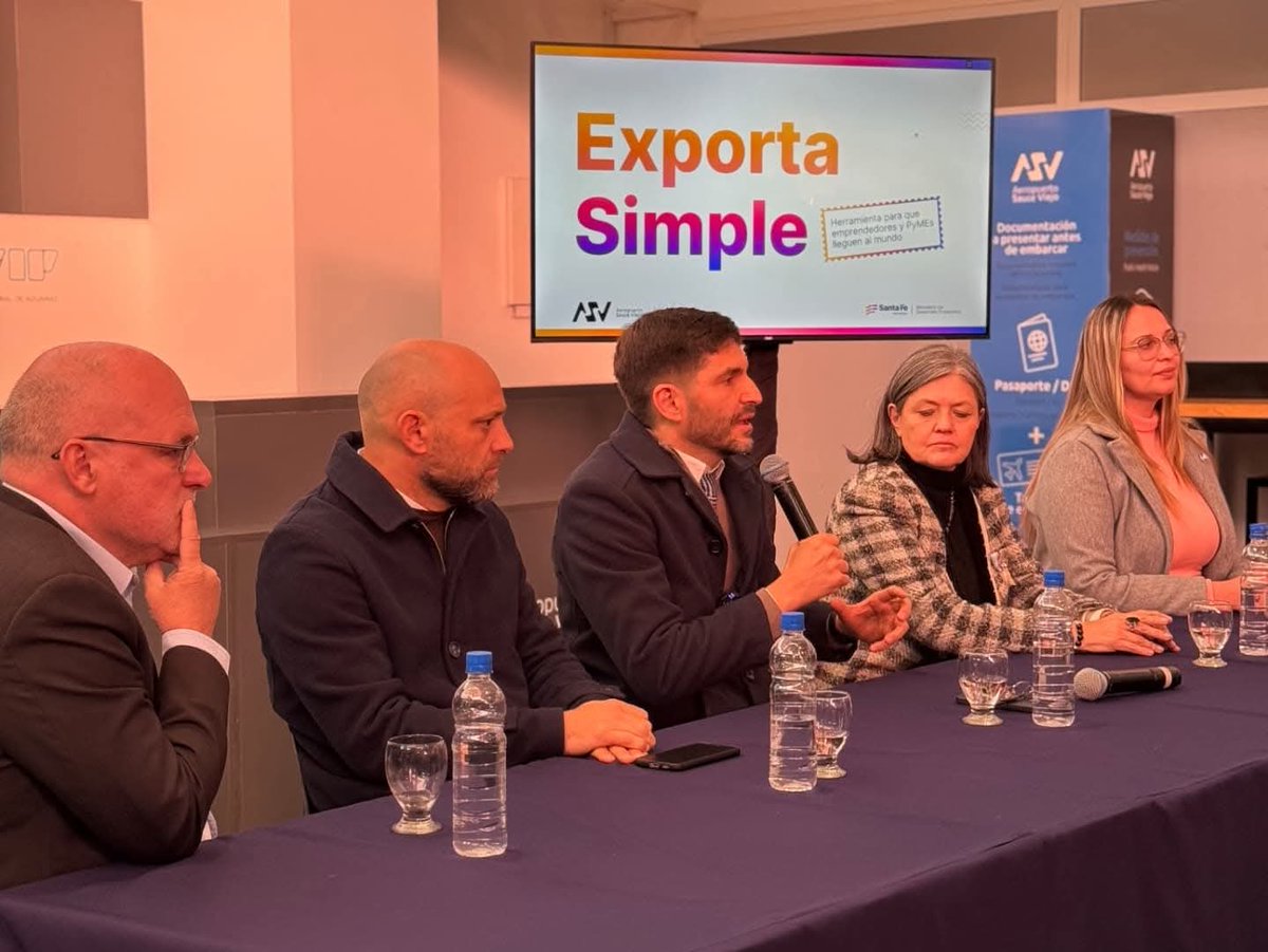 marce_aeberhard's tweet photo. ✈️ Desde @santafetur acompañamos la presentación de #ExportaSimple en el Aeropuerto de Sauce Viejo, una herramienta clave para que nuestras pymes puedan exportar con menos trabas y más oportunidades 🌍📦 https://t.co/YDp45opkRE