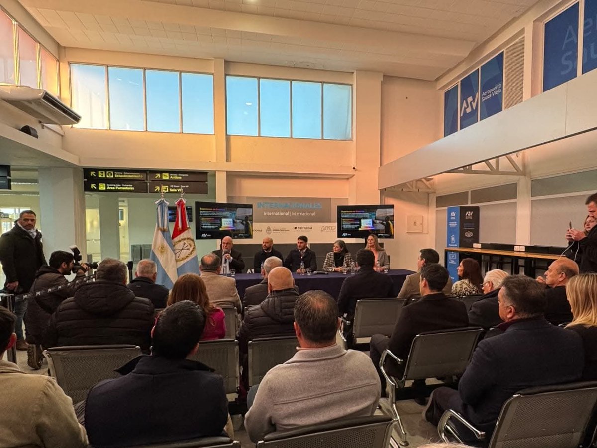 marce_aeberhard's tweet photo. ✈️ Desde @santafetur acompañamos la presentación de #ExportaSimple en el Aeropuerto de Sauce Viejo, una herramienta clave para que nuestras pymes puedan exportar con menos trabas y más oportunidades 🌍📦 https://t.co/YDp45opkRE