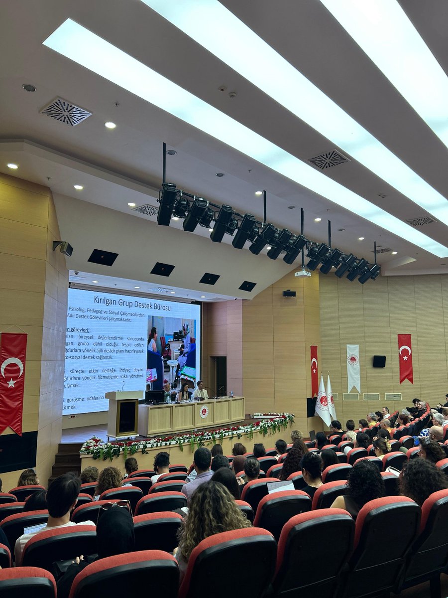 istbarosusem's tweet photo. İstanbul Barosu Çocuk Hakları Merkezi (ÇHM) ve Staj Eğitim Merkezi (SEM) tarafından düzenlenen; İstanbul Adli Destek ve Mağdur Hizmetleri Müdürlüğü tarafından sunulan “Çocuk Teslimi, Çocukla Şahsi İlişki ve Uzman Raporları” konulu seminere katkı sunan müdürlüğe https://t.co/ZENmA2yMh0