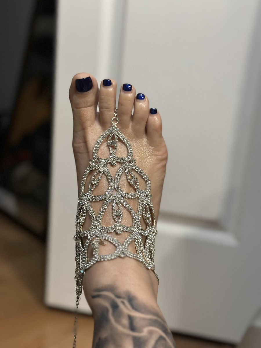 VipGuilty's tweet photo. Tatted, toes, soft arches, and a wicked imagination 😈
Got a favorite foot pose? I’ve probably got it already… or I’ll make it just for you 😘
Link to my profile below 👇

https://t.co/7GD3fytY82

#footfetish #feetfinder #footmodel #feetlovers #toes #soles #footworship #fyp https://t.co/vSTWRgrf2u