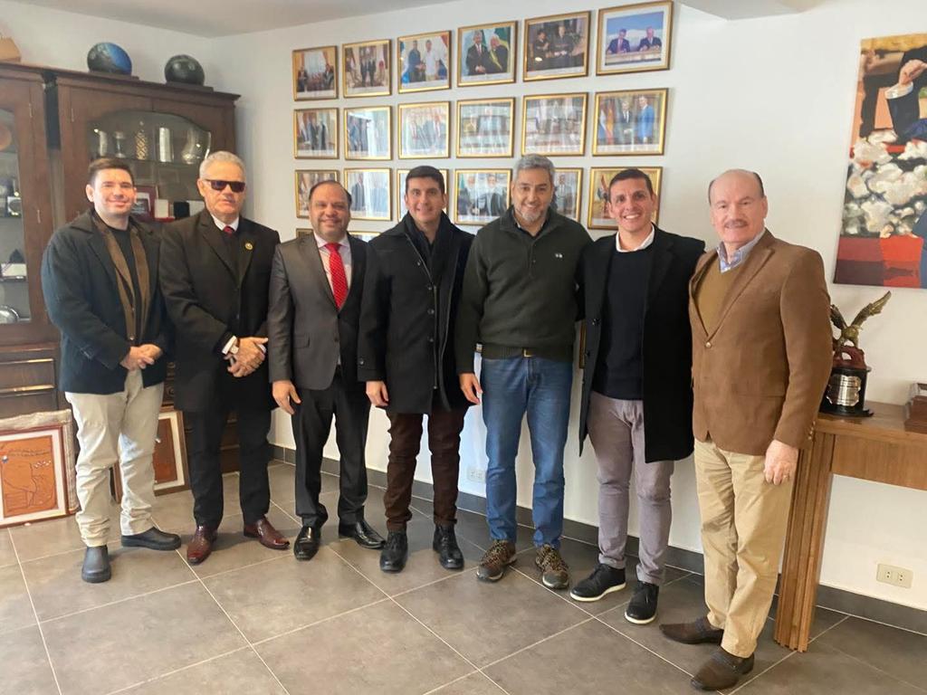 Francis970AM's tweet photo. LOS SOTO CON WIENS El senador Mario Varela, quien tras una breve pasantia p/el oficialismo retornó hace poco a la disidencia colorada, presentó al ex min de Defensa de la era Abdo, Bernardino Soto Estigarribia, y al concejal departam Randy Soto como adherentes de Arnoldo Wiens. https://t.co/ViNTqB9XJO