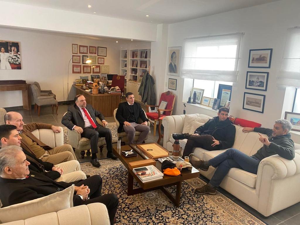 Francis970AM's tweet photo. LOS SOTO CON WIENS El senador Mario Varela, quien tras una breve pasantia p/el oficialismo retornó hace poco a la disidencia colorada, presentó al ex min de Defensa de la era Abdo, Bernardino Soto Estigarribia, y al concejal departam Randy Soto como adherentes de Arnoldo Wiens. https://t.co/ViNTqB9XJO