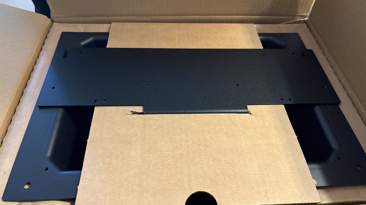 zachary3dprints's tweet image. Oh look at that… something arrived!
@Prusa3D MMU3 for Core One!
But is this very light and the whole MMU3 is in there?
🤔