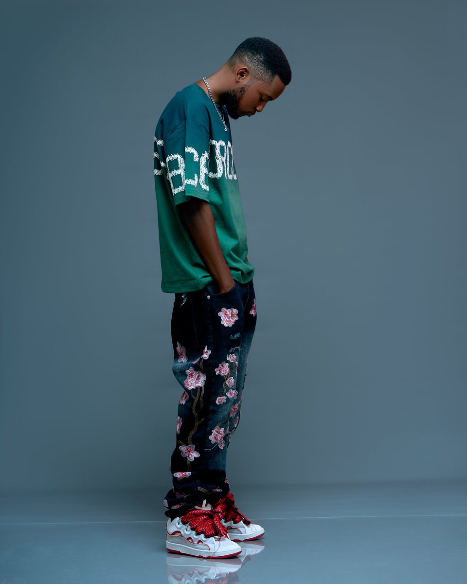 Dwin__tz's tweet photo. "MTAANISOCOLD" Ni Story inayo Muongelea Kijana ambaye amebarikiwa kuona mema mengi pia, mabaya mengi lakini mbali na yote anaweza kusurvive hardships na struggles za streetlife and see kuwa NOTHING IS IMPOSSIBLE.... CAUSE ANYTHING IS POSSIBLE ONCE YOU SET YOUR MIND TO IT. https://t.co/M9uf91uxss