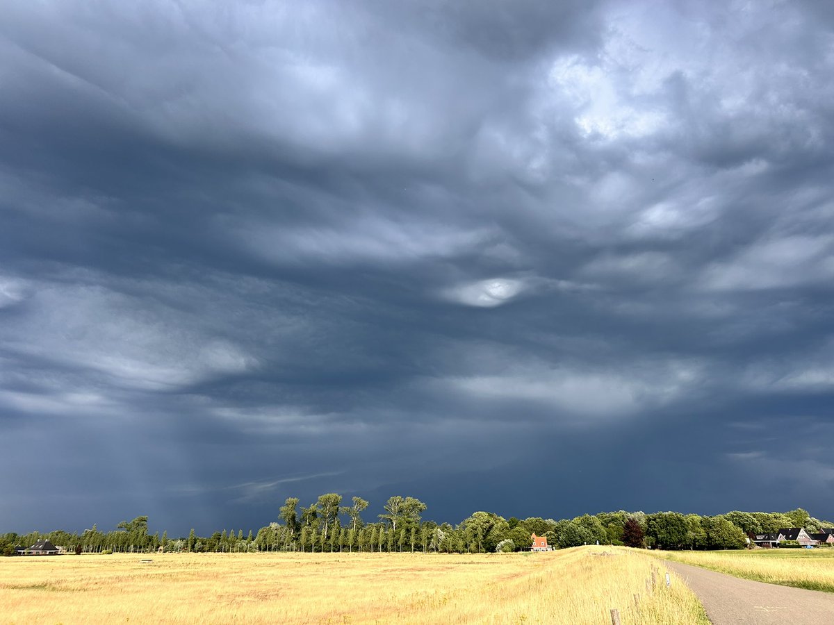 Donar hangt boven de dijk.