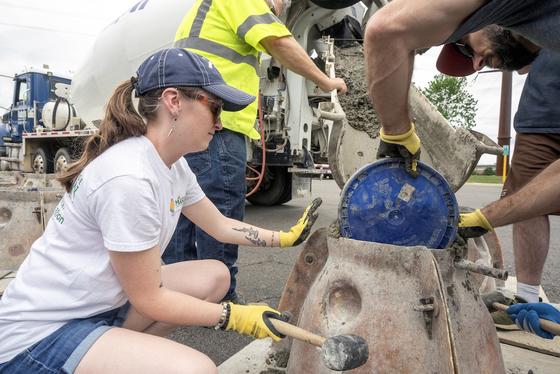 SIS_Mason's tweet image. 𝐓𝐞𝐚𝐦 𝐌𝐚𝐬𝐨𝐧 𝐢𝐧 𝐀𝐜𝐭𝐢𝐨𝐧: #EVSS 𝐒𝐭𝐮𝐝𝐞𝐧𝐭𝐬 𝐇𝐞𝐥𝐩 𝐃𝐫𝐢𝐯𝐞 𝐂𝐡𝐞𝐬𝐚𝐩𝐞𝐚𝐤𝐞 𝐁𝐚𝐲 𝐂𝐨𝐧𝐬𝐞𝐫𝐯𝐚𝐭𝐢𝐨𝐧 Noah Beck + Erin Dougherty Lead Team Effort to Protect the Chesapeake Bay. tinyurl.com/yv4dxcrv #environmentalsustainability #ChesapeakeBay