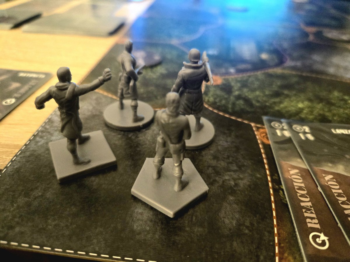 Seryu_MG's tweet photo. Partidazas a #FireTeamZero en #solitario y digo partidazas porque me han reventado más de una vez 🥲 muy buen juego, me ha gustado su gestión de acciones y reacciones con cartas, lo sencillo que es y lo puñetera que se pone la situación, tiene sitio en la ludoteca! #juegosdemesa https://t.co/AQkFenl2Fu