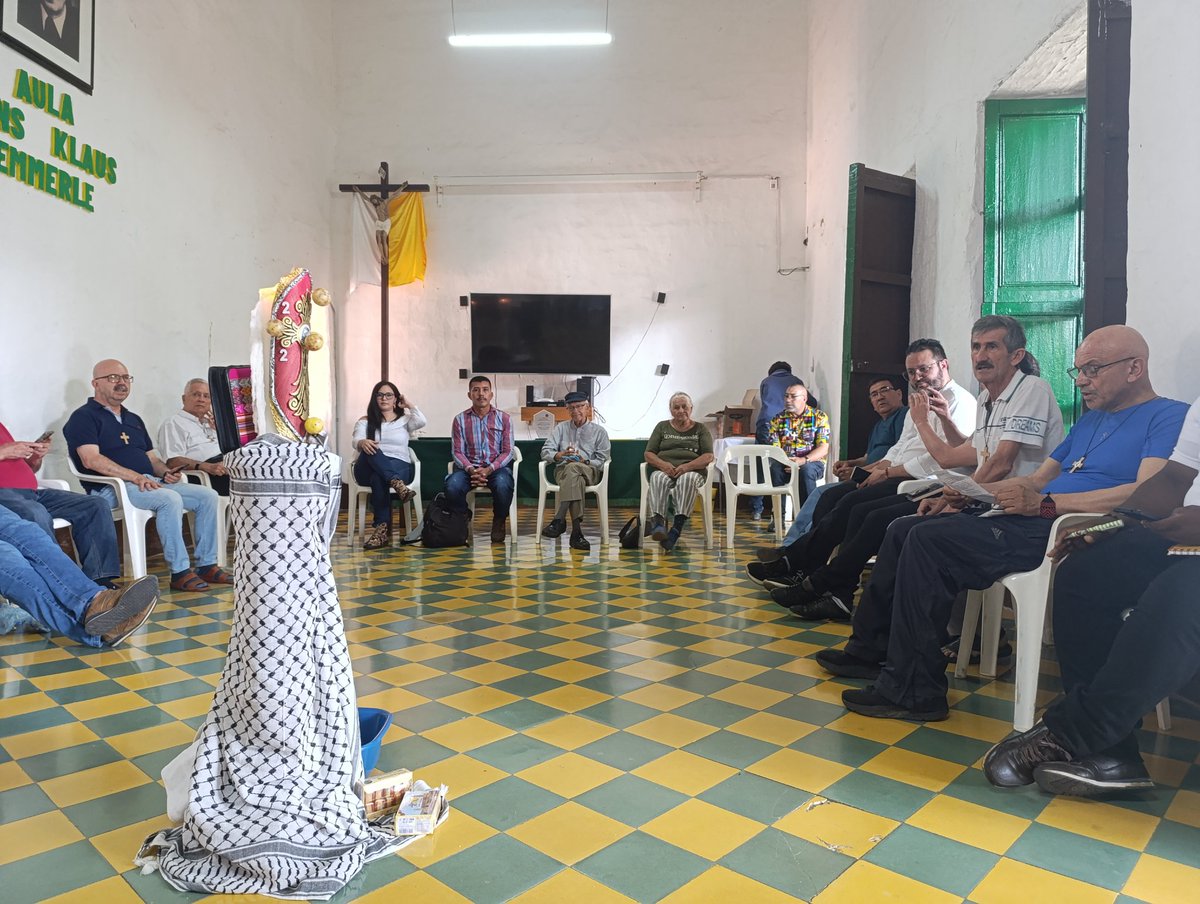 CPueblos_Col's tweet image. En el tercer día del III Encuentro del Movimiento de la Iglesia de los Pobres, se reflexiona sobre los retos eclesiales frente al actual momento político y el papel de la iglesia en la búsqueda persistente de la Paz para la Vida Digna.
Con el legado y el ejemplo del padre Javier…