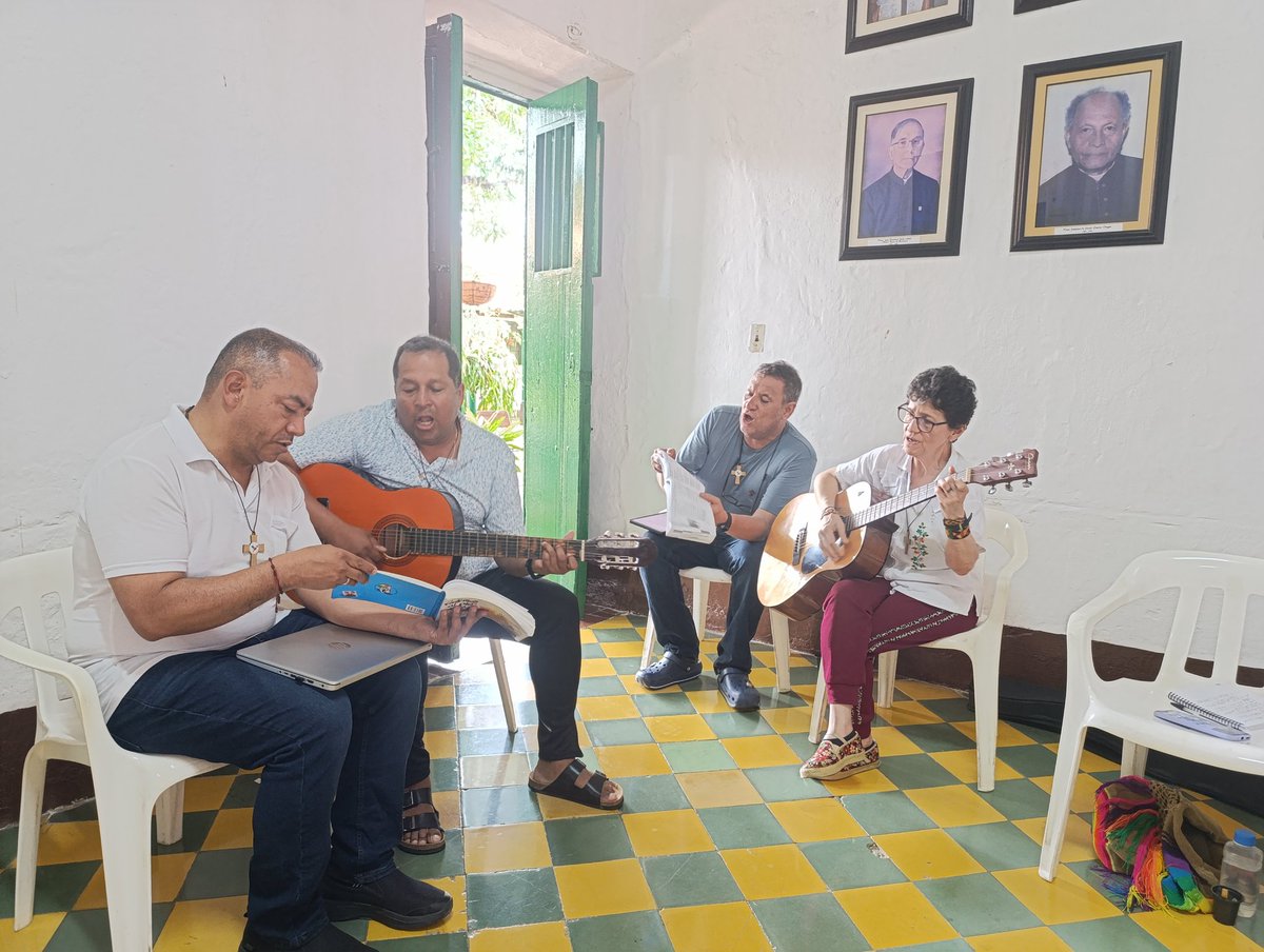 CPueblos_Col's tweet image. En el tercer día del III Encuentro del Movimiento de la Iglesia de los Pobres, se reflexiona sobre los retos eclesiales frente al actual momento político y el papel de la iglesia en la búsqueda persistente de la Paz para la Vida Digna.
Con el legado y el ejemplo del padre Javier…