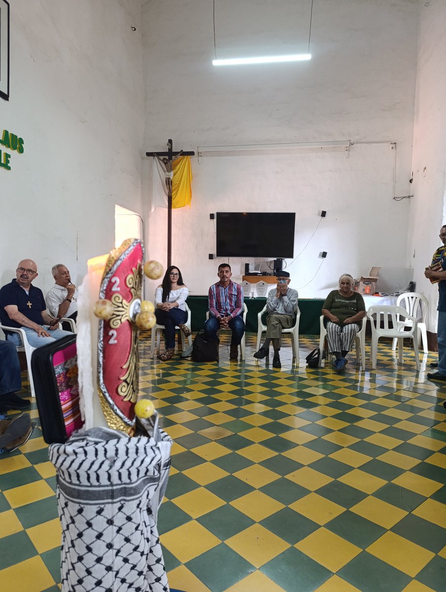 CPueblos_Col's tweet image. En el tercer día del III Encuentro del Movimiento de la Iglesia de los Pobres, se reflexiona sobre los retos eclesiales frente al actual momento político y el papel de la iglesia en la búsqueda persistente de la Paz para la Vida Digna.
Con el legado y el ejemplo del padre Javier…