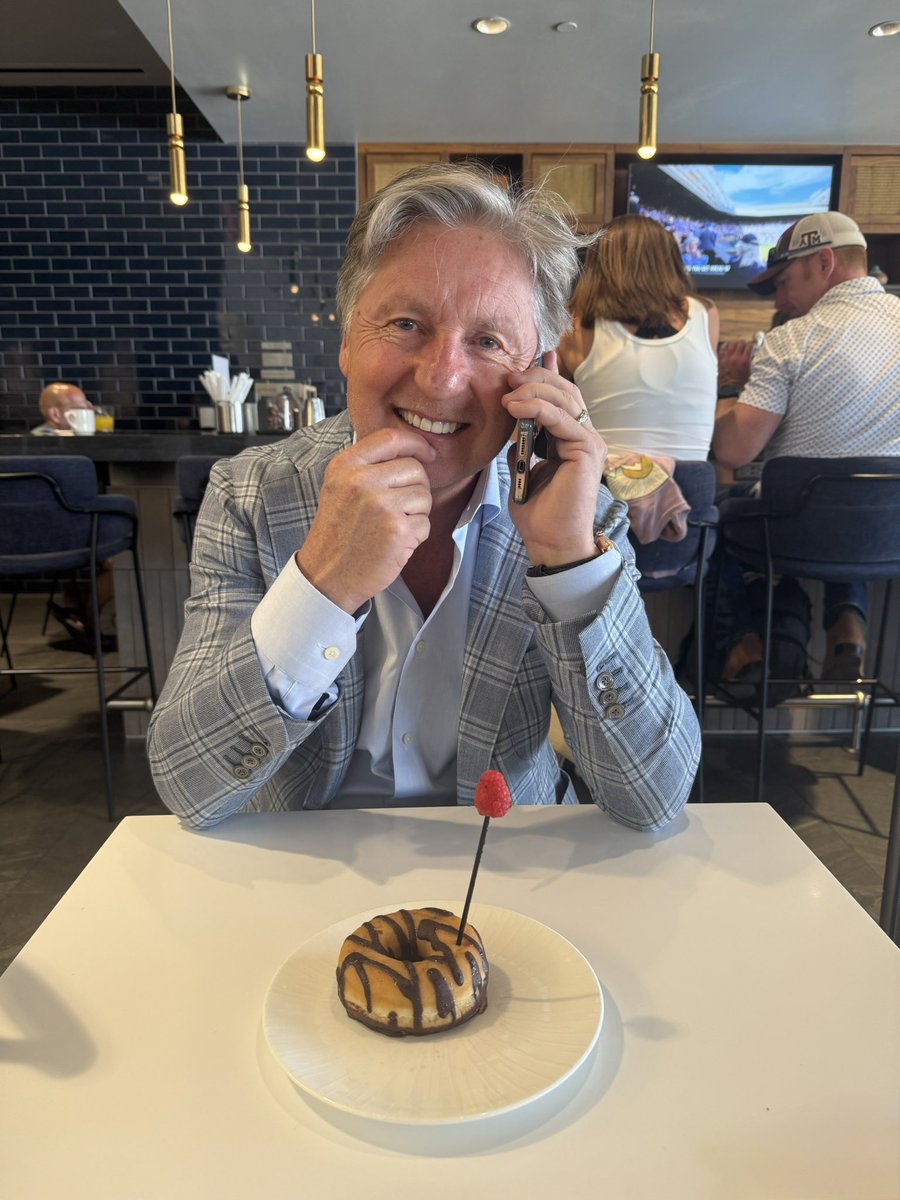 Bailey_Chamblee's tweet image. Send this beautiful birthday boy some sweet messages today!!! 🥳🫶🏻💕✈️⛳️🥂 

We are on our way to Scotland for some golf before @TheOpen, so his cake and candles looks a little different this year. 😜🎂