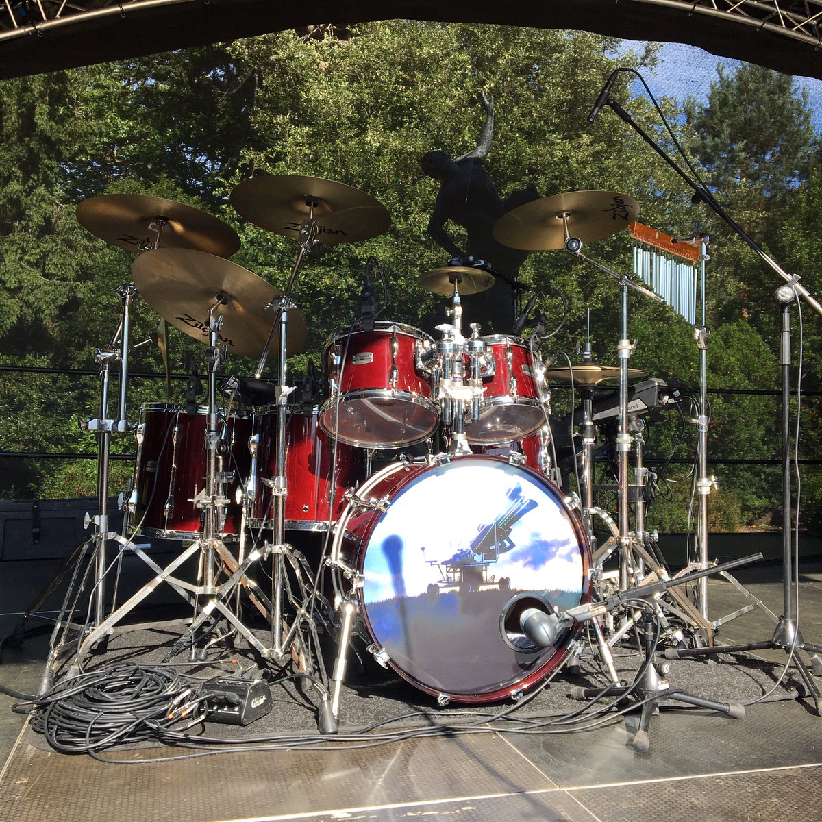 There are very few clouds for us to bust at <a href="/Painshill/">Painshill</a> #livemusiclates this evening with <a href="/cloudbustingKB/">Cloudbusting - The Music of Kate Bush</a> 
#katebush #tributeband